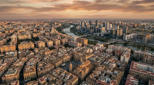 Vista aérea de una ciudad mostrando diferentes zonas urbanas con indicadores visuales del ciclo inmobiliario