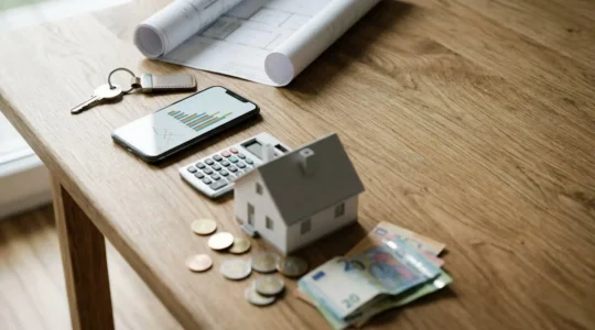 Concepto visual de alternativas de financiación inmobiliaria con elementos simbólicos de inversión diversificada