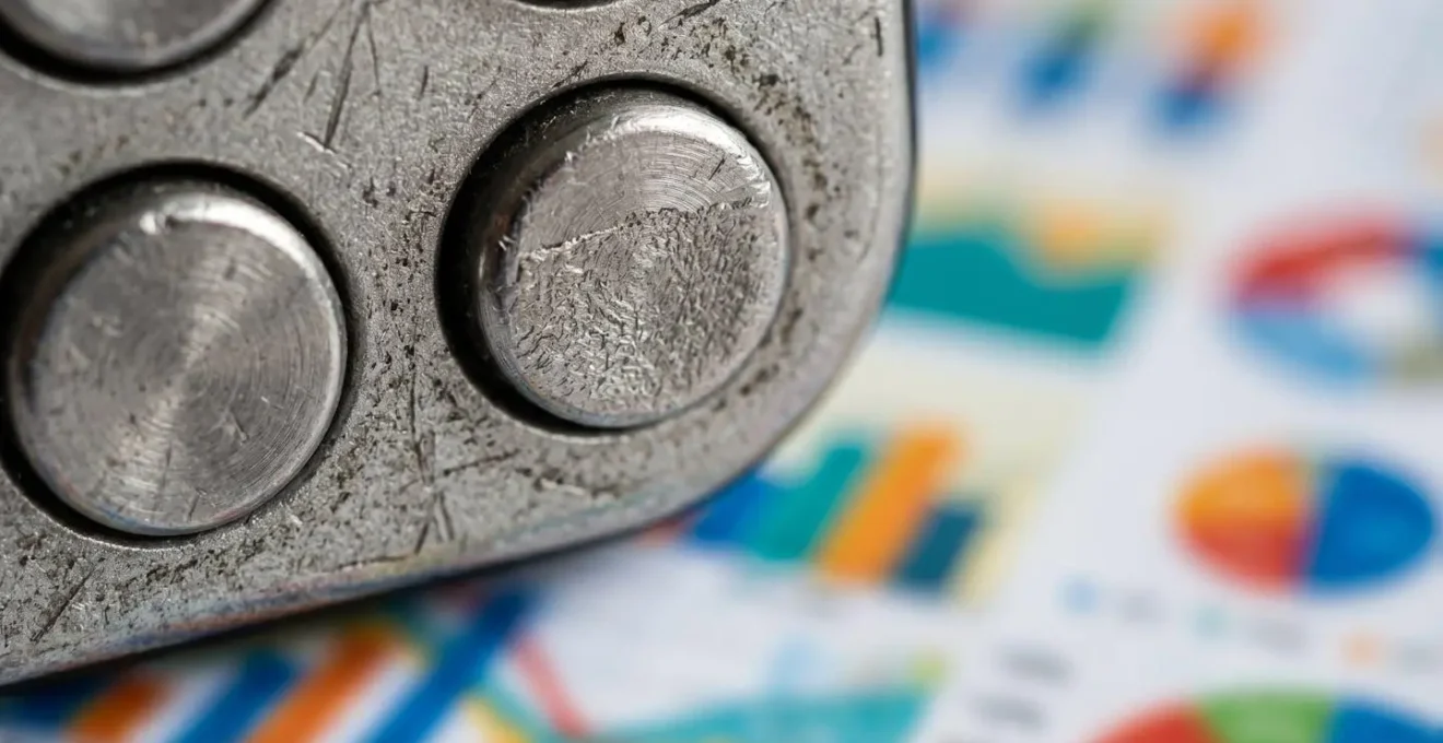 Vista macro de calculadora financiera junto a gráficos de amortización hipotecaria