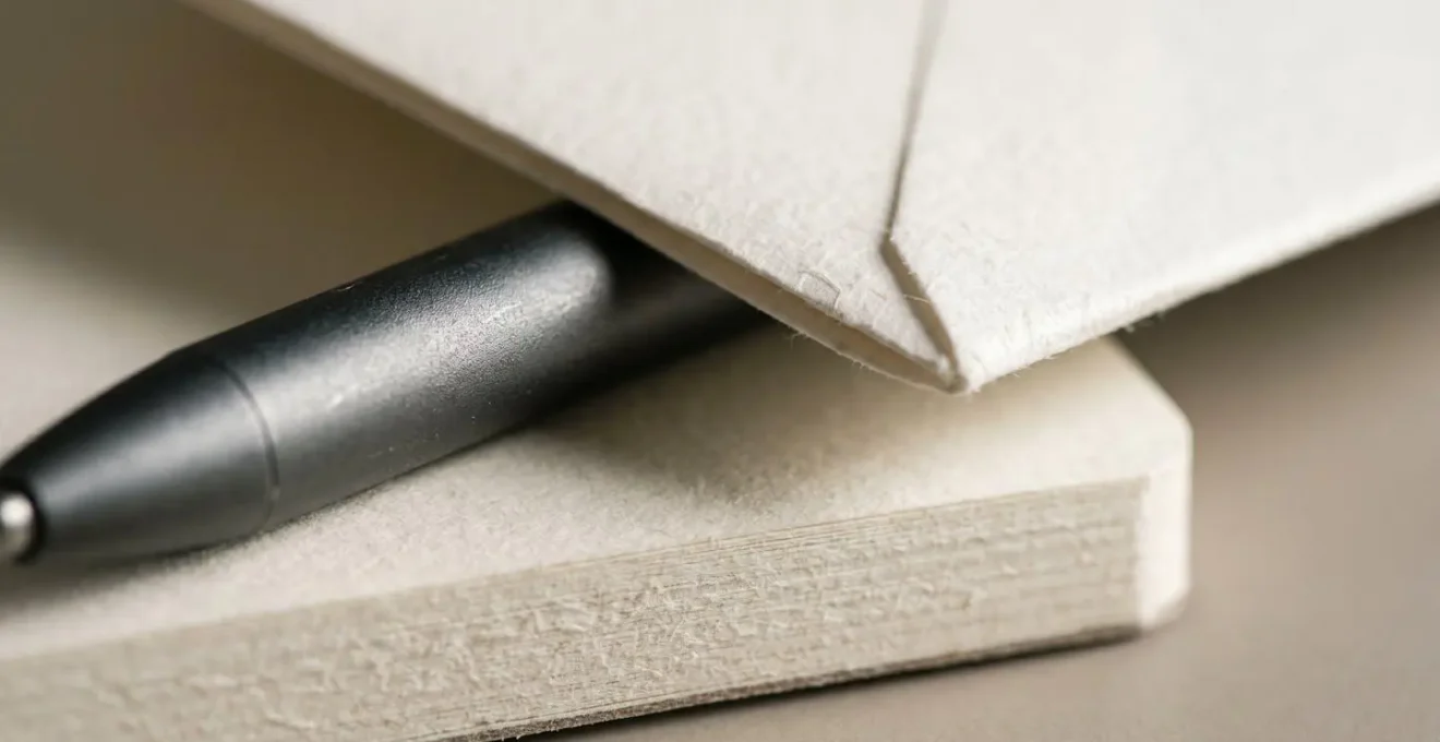 Detalle macro de calendario y documentación de planificación con texturas táctiles
