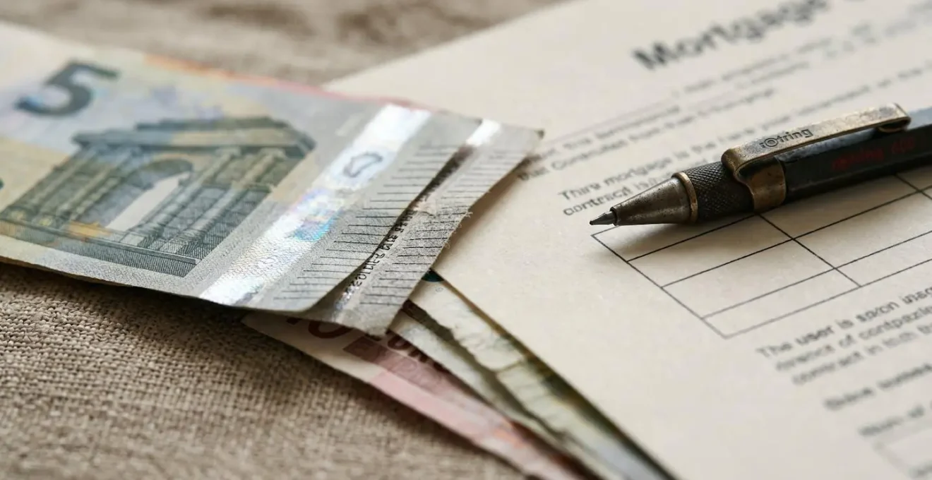 Representación visual de la comparación entre hipoteca fija y variable con elementos financieros