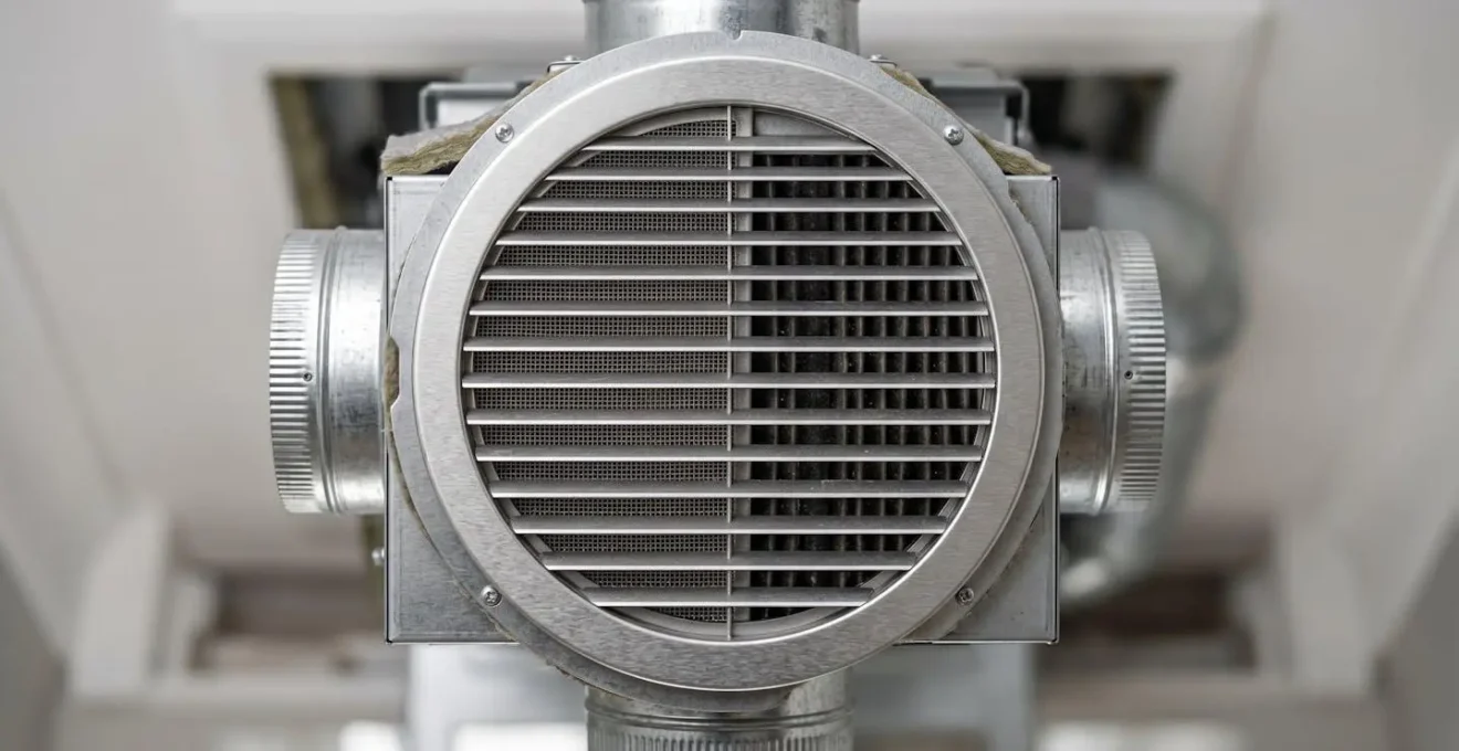 Detalle macro de sistema de ventilación mecánica con recuperador de calor instalado en techo