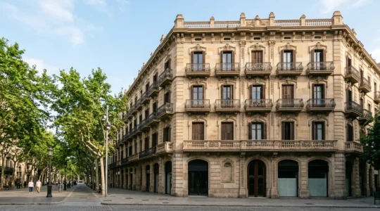 Vista amplia de edificio histórico señorial en centro urbano con arquitectura modernista española