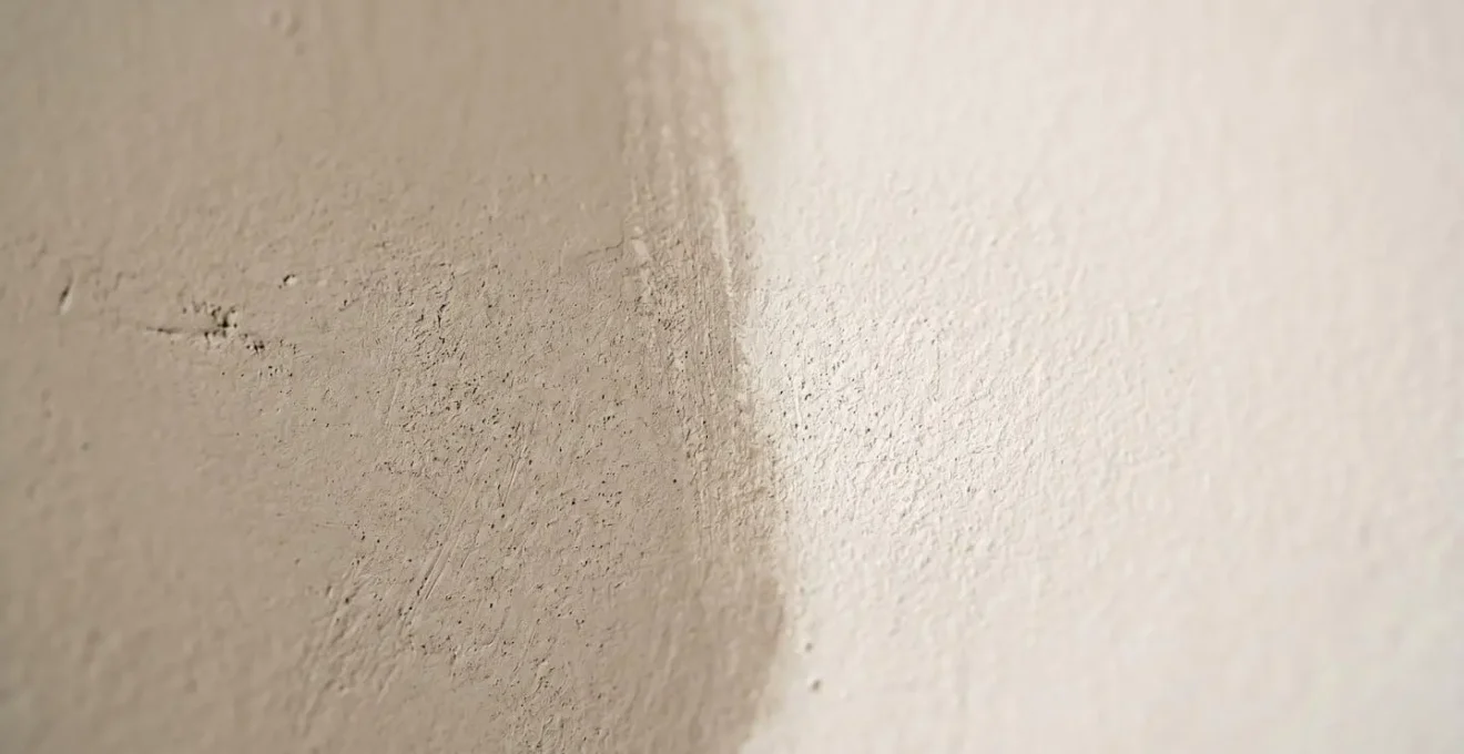 Detalle macro de textura de pared en tonos neutros beige y greige mostrando calidad de acabado profesional
