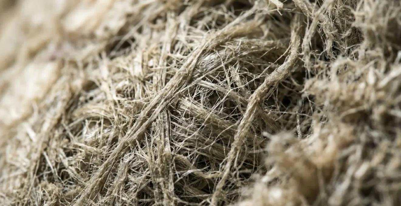 Detalle macro de material aislante térmico mostrando textura y estructura