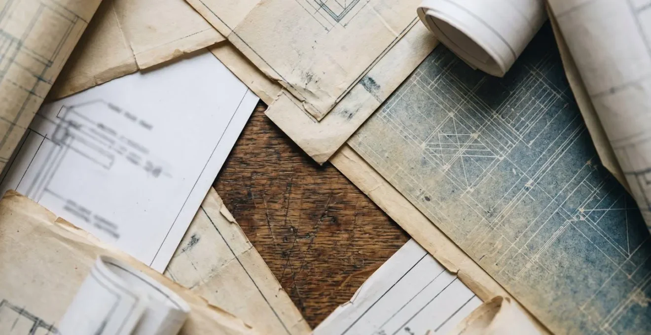 Documentación técnica y planos de edificio preparados para inspección ITE